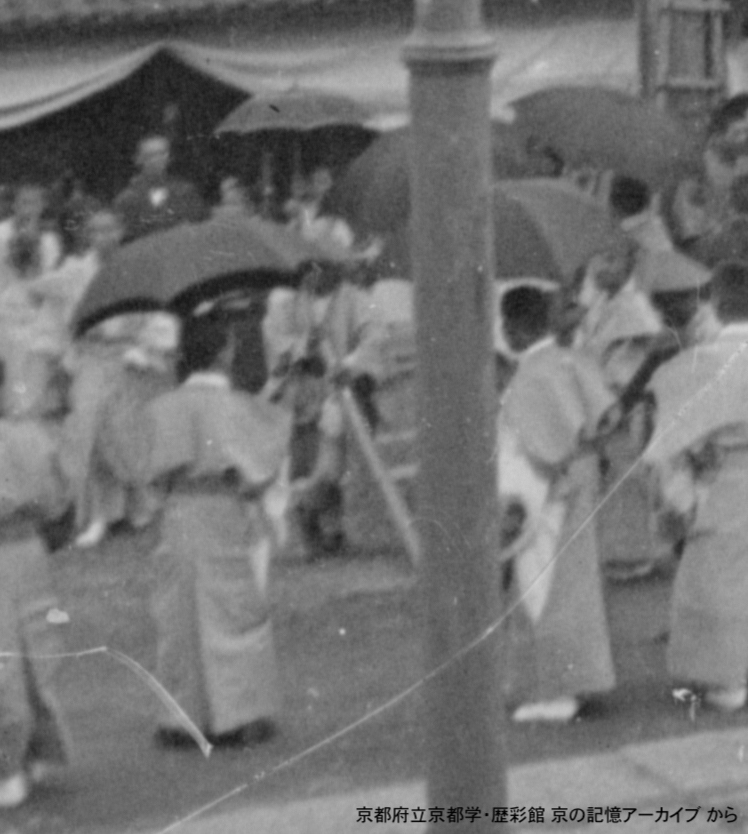 祇園祭：日傘をさしてる男性：大正2（1913）：京都府立京都学・歴彩館 京の記憶アーカイブより
