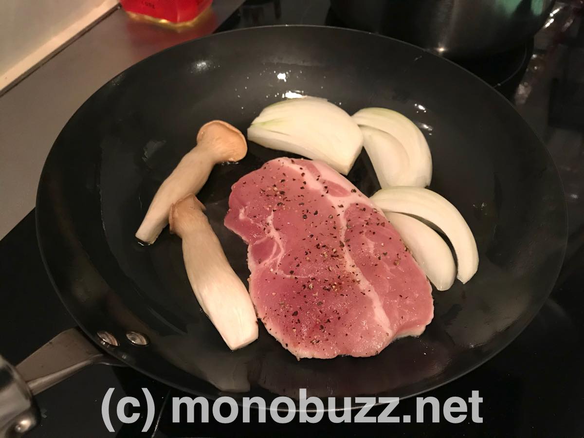 豚ランプ肉ソテー：食材を入れる